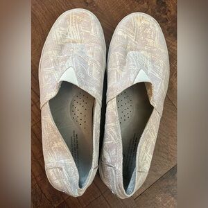 Toms Womens lavender off white slip on shoes 9.5M or 9 1/2M